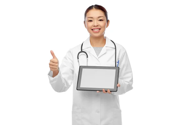 Asiático médico femenino con tableta pc muestra los pulgares hasta — Foto de Stock