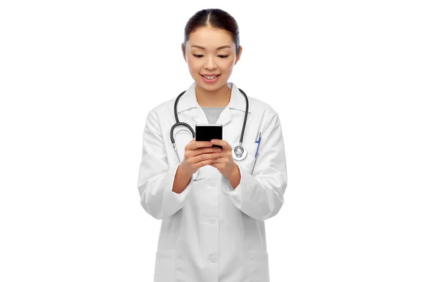 Felice asiatico medico femminile o infermiera con smartphone — Foto Stock