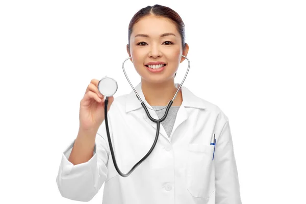 Heureux sourire asiatique femme médecin en blanc manteau — Photo