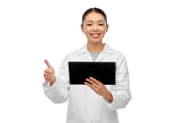 Asiático médico femenino con tableta pc muestra los pulgares hasta — Foto de Stock