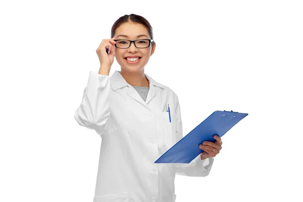 Felice sorridente asiatica medico femminile con appunti — Foto Stock