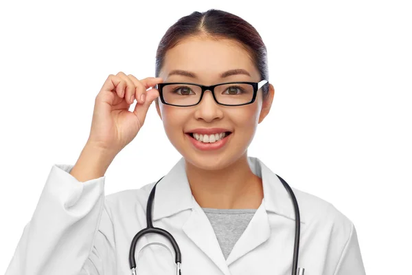 Porträtt av glad asiatisk kvinnlig läkare i glasögon — Stockfoto