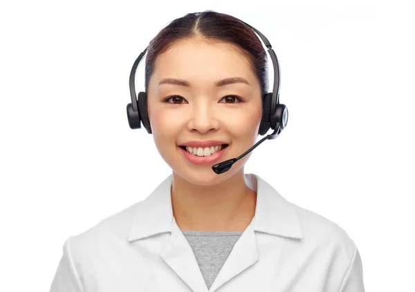 Sourire asiatique femme médecin ou infirmière dans casque — Photo