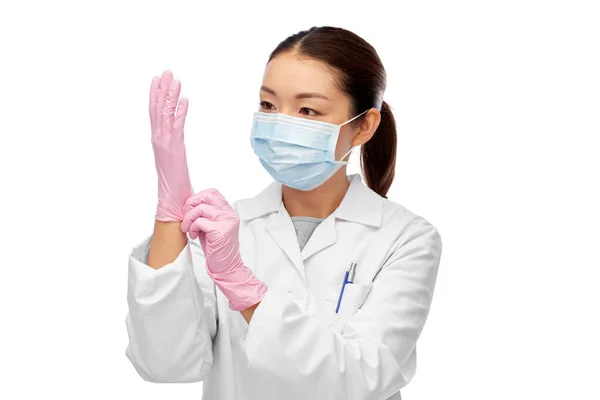 Asiático médico mujer en médico máscara y guantes — Foto de Stock