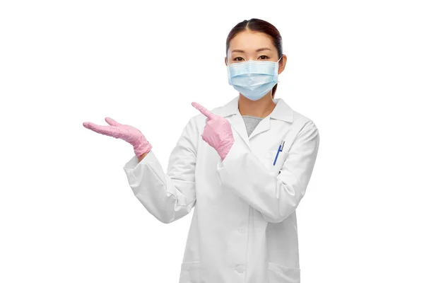 Asiatische Ärztin oder Wissenschaftlerin in medizinischer Maske — Stockfoto