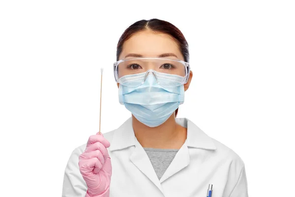 Asiatisk kvinnlig läkare i mask med test bomull svabb — Stockfoto