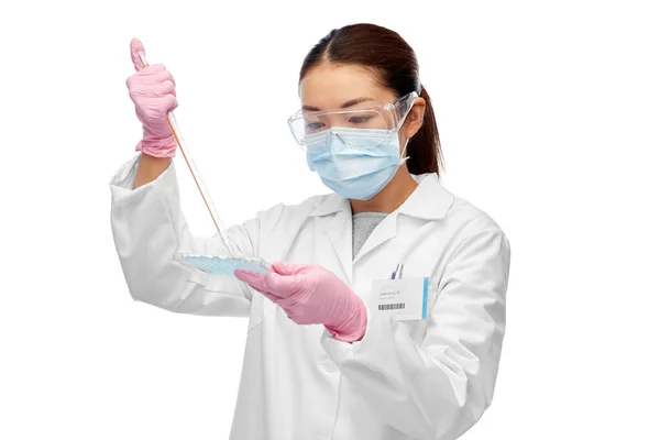 Asian female scientist in mask working on vaccine — Stock Photo, Image