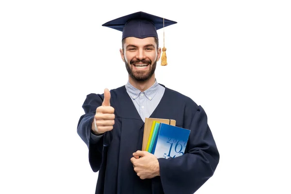 Felice studente laureato maschio mostrando pollici in su — Foto Stock