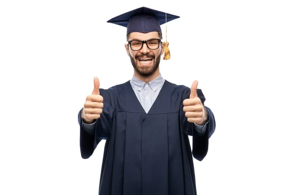 Felice studente laureato maschio mostrando pollici in su — Foto Stock