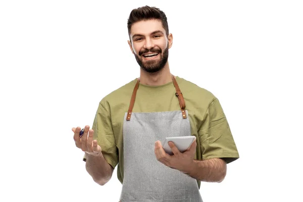 Lachende ober in schort maakt aantekeningen op notitieblok — Stockfoto