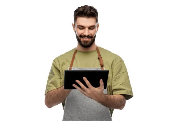 Camarero sonriente en delantal con tablet PC — Foto de Stock