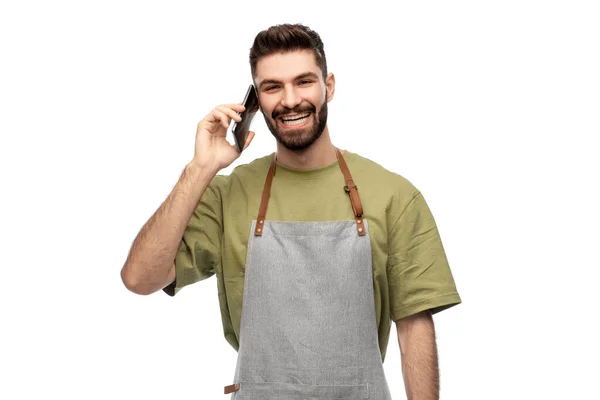 Barman feliz en delantal llamando en el teléfono inteligente — Foto de Stock