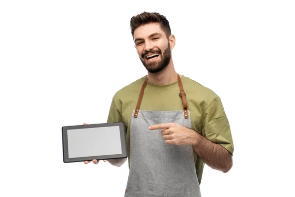 Lächelnder Kellner in Schürze zeigt Tablet-PC — Stockfoto