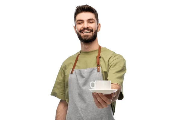 Camarero sonriente feliz en delantal con taza de café — Foto de Stock