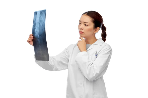 Dokter wanita asia melihat x-ray tulang belakang Stok Lukisan  
