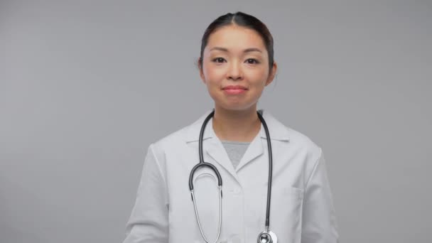 Szczęśliwy Azji kobieta lekarz mając wideo rozmowy — Wideo stockowe