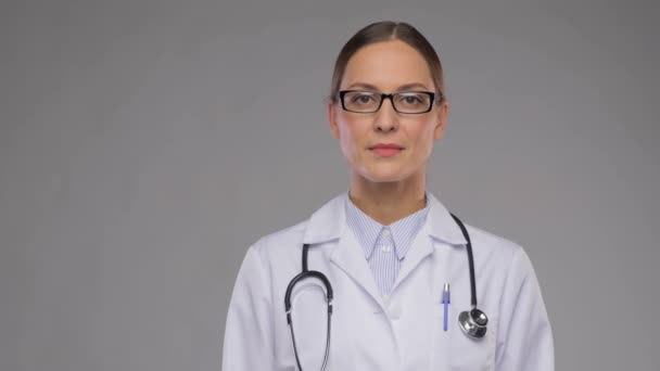 Szczęśliwy uśmiech kobieta lekarz w okularach — Wideo stockowe