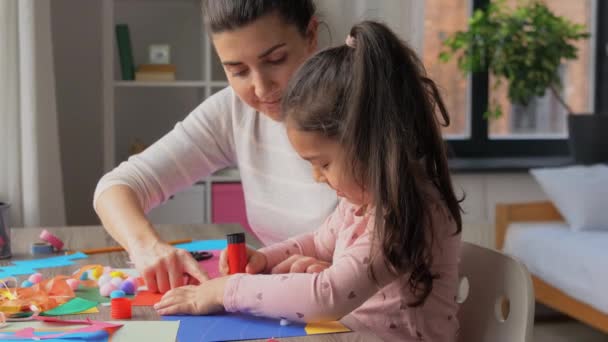 Hija con madre haciendo apliques en casa — Vídeos de Stock