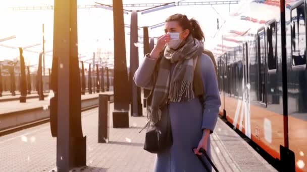 Kvinde i ansigtet maske på banegården om vinteren – Stock-video