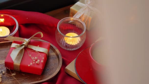 Julklapp, kaffe och ljus på fönsterbräda — Stockvideo
