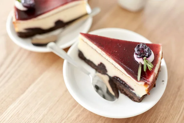 Pedazo de pastel de chocolate en la mesa de madera — Foto de Stock