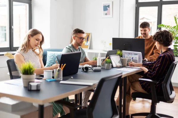 Equipo empresarial o startups que trabajan en la oficina — Foto de Stock