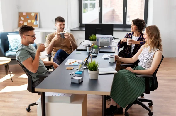 Команда стартаперів, які п'ють каву в офісі — стокове фото