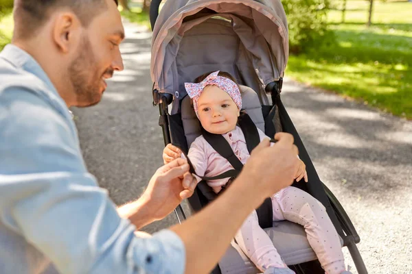 Glücklicher Vater mit Kind im Kinderwagen im Sommerpark — Stockfoto