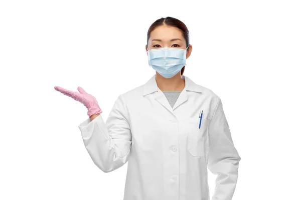 Asiatisk kvinnlig läkare eller vetenskapsman i medicinsk mask — Stockfoto