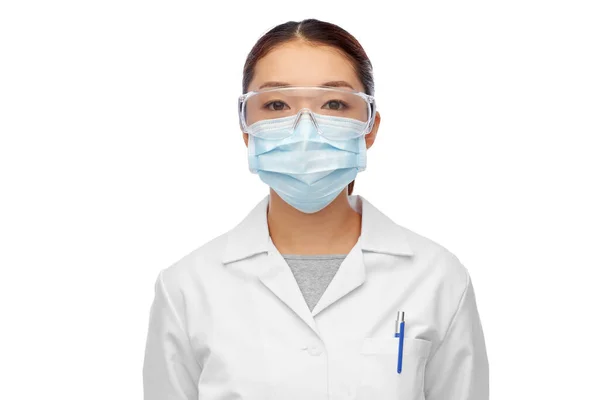 Asian female doctor or scientist in medical mask — Stock Photo, Image