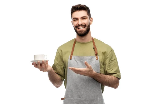 Camarero sonriente feliz en delantal con taza de café —  Fotos de Stock