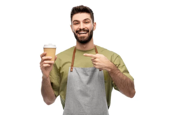 Feliz sorridente barman em avental com takeaway café — Fotografia de Stock