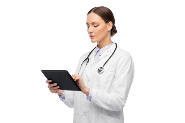 Tablet bilgisayar ve steteskoplu kadın doktor. — Stok fotoğraf