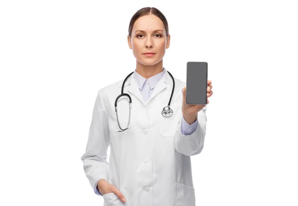 Женщина врач или медсестра со смартфоном — стоковое фото