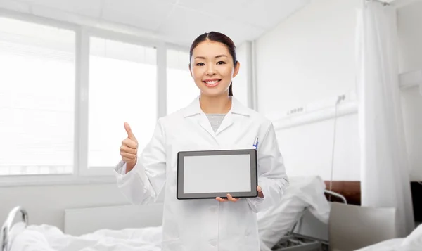 Asiático feminino médico com tablet pc mostra polegares para cima — Fotografia de Stock