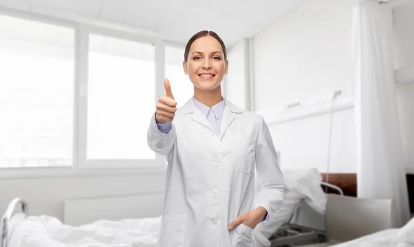 Médico feminino feliz mostrando polegares para cima no hospital — Fotografia de Stock