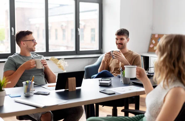 Equipo de startuppers tomando café en la oficina — Foto de Stock