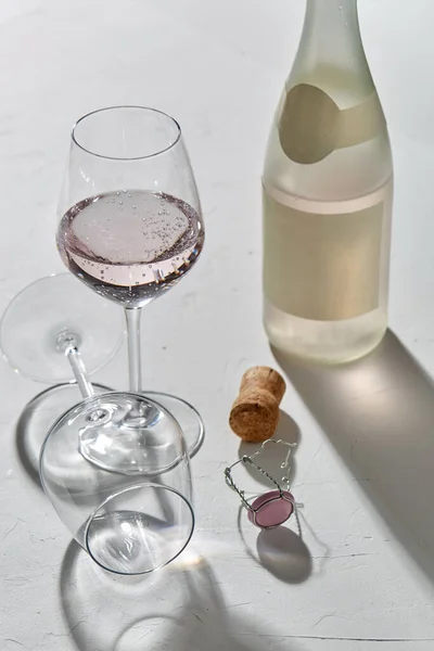 Borospoharak és pezsgőpalack csepegtető árnyékok — Stock Fotó