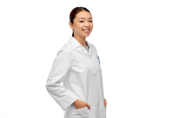 Šťastný usměvavý asijské žena lékař v bílý kabát — Stock fotografie