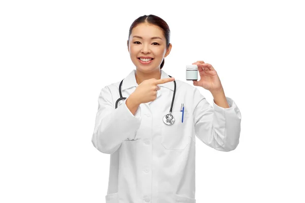 Smiling asian female doctor or nurse with medicine — Stock Photo, Image