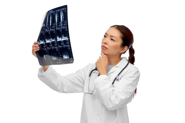 Asian female doctor looking at x-ray scan — Stock Photo, Image