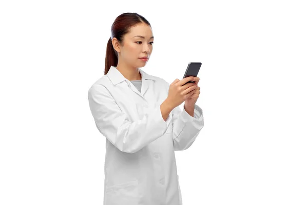 Asiático mujer médico o enfermera con smartphone — Foto de Stock