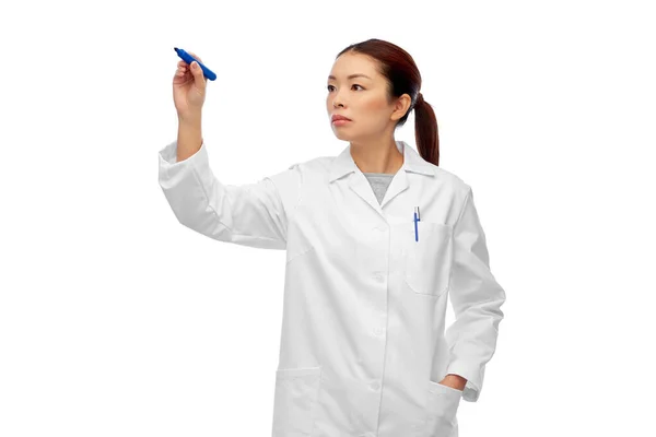 Asiatico femmina medico scrittura con blu marcatore — Foto Stock