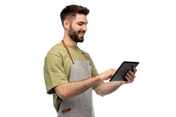 Garçom sorridente em avental com computador tablet pc — Fotografia de Stock