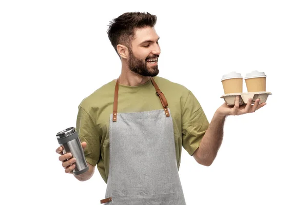 Camarero feliz con tazas de café para llevar y vaso — Foto de Stock