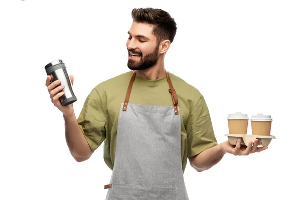 Onnellinen tarjoilija noutoruokaa kahvikupit ja tumbler — kuvapankkivalokuva