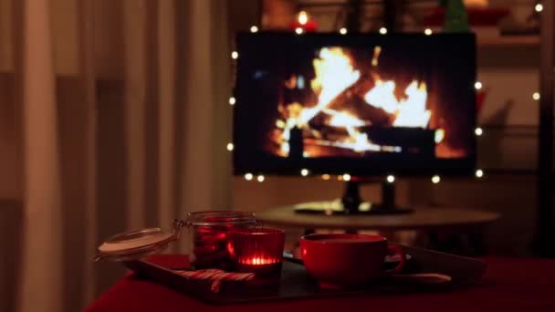 Friandises de Noël et boire sur la table à la maison confortable — Video