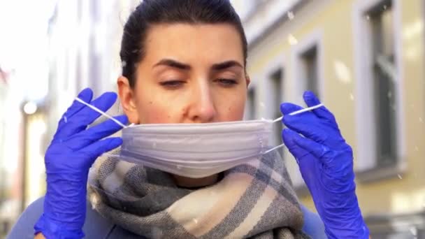 Vrouw draagt beschermende medische masker in de winter — Stockvideo