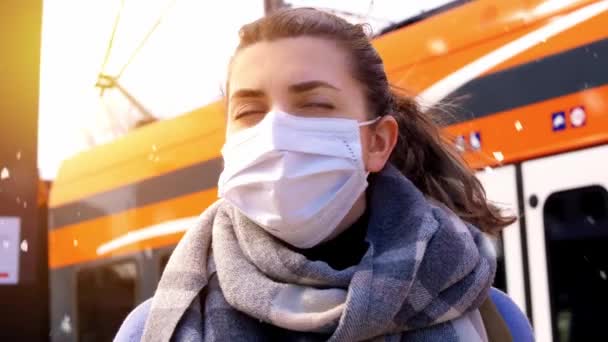 Mujer en máscara facial en la estación de tren en invierno — Vídeo de stock