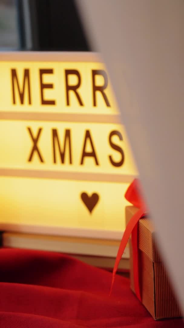 Весела різдвяна коробка на світлій коробці та подарунки на вікні — стокове відео